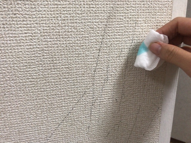壁紙の水性ボールペン落書き1番綺麗に消す方法は 消しゴムや洗剤で検証 日々のお助け情報